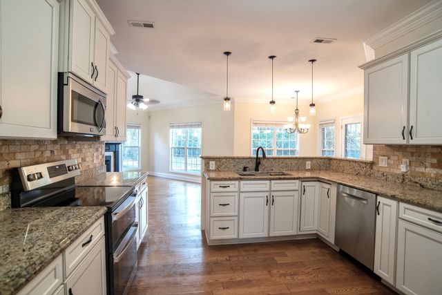 950 Willow Cir, Clarksville, TN 37043