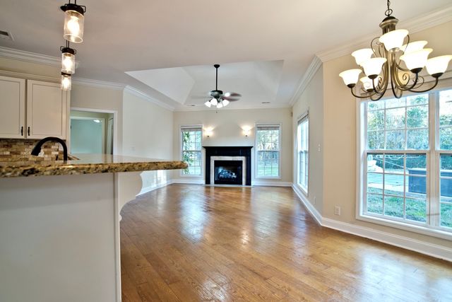 950 Willow Cir, Clarksville, TN 37043