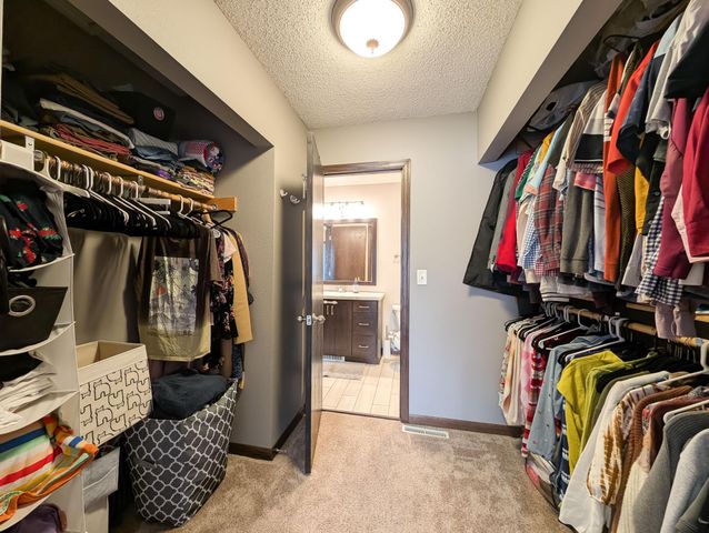 35 FREMONT Drive S, Fargo, ND 58103