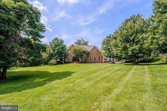 17301 ROUNDMONT PL, Round Hill, VA 20141