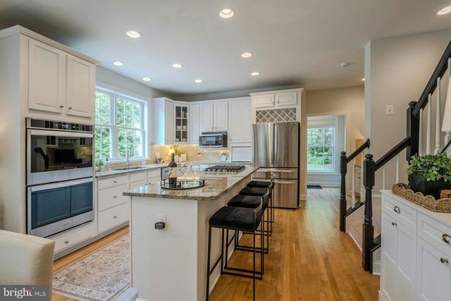 17301 ROUNDMONT PL, Round Hill, VA 20141