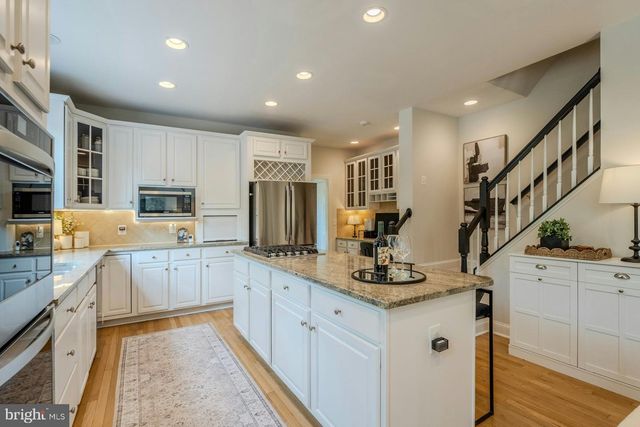 17301 ROUNDMONT PL, Round Hill, VA 20141