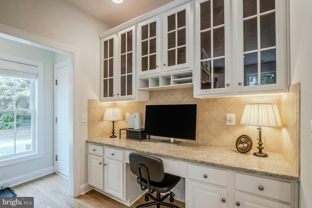 17301 ROUNDMONT PL, Round Hill, VA 20141