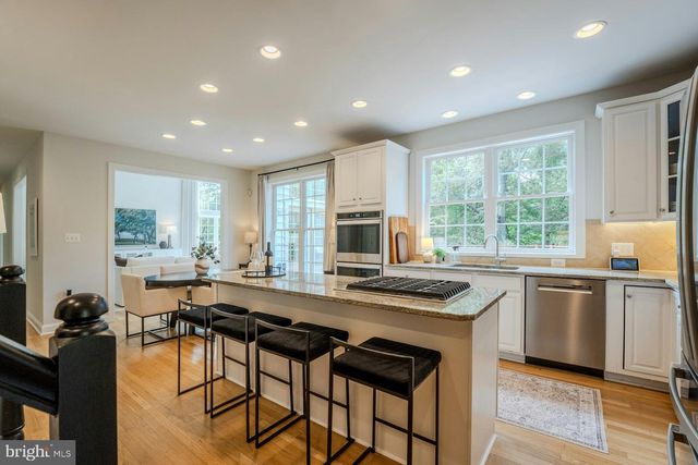17301 ROUNDMONT PL, Round Hill, VA 20141