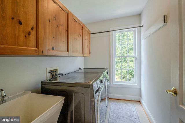 17301 ROUNDMONT PL, Round Hill, VA 20141