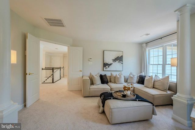 17301 ROUNDMONT PL, Round Hill, VA 20141