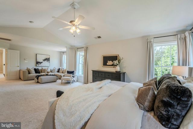 17301 ROUNDMONT PL, Round Hill, VA 20141