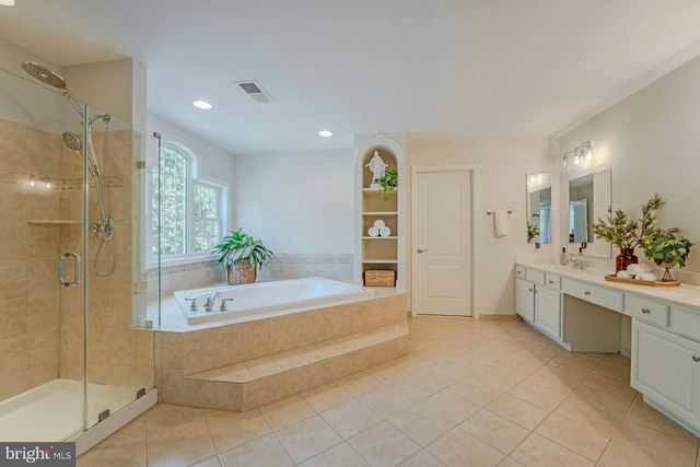 17301 ROUNDMONT PL, Round Hill, VA 20141