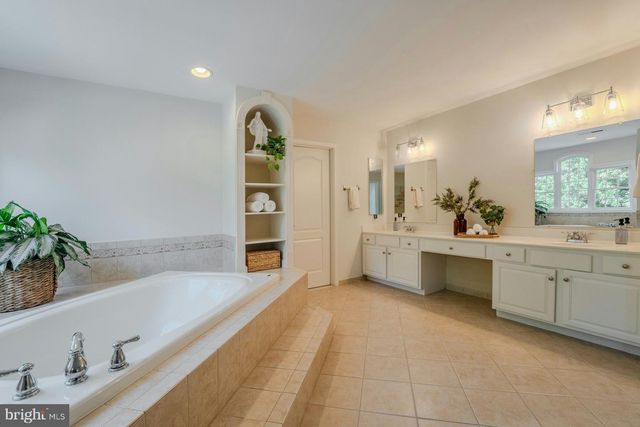 17301 ROUNDMONT PL, Round Hill, VA 20141