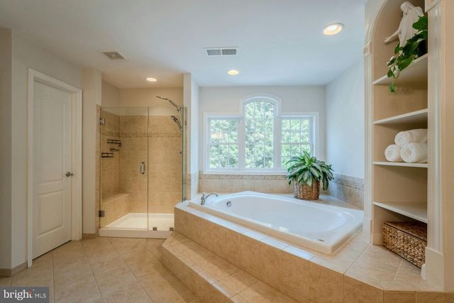 17301 ROUNDMONT PL, Round Hill, VA 20141