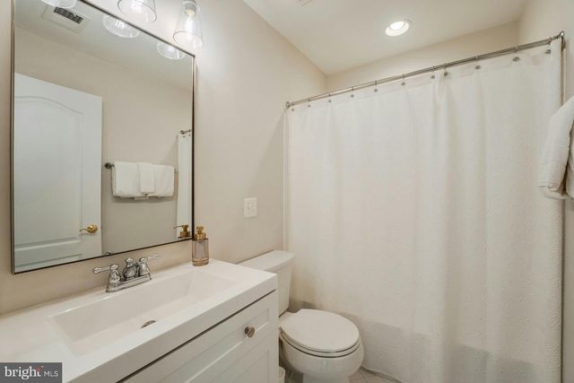 17301 ROUNDMONT PL, Round Hill, VA 20141