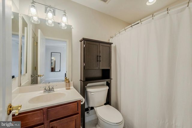 17301 ROUNDMONT PL, Round Hill, VA 20141