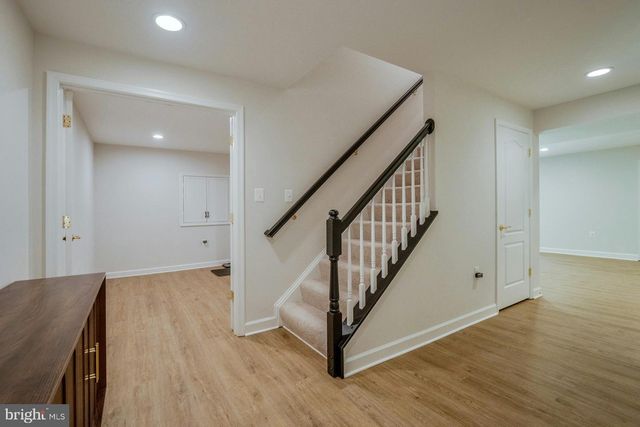 17301 ROUNDMONT PL, Round Hill, VA 20141
