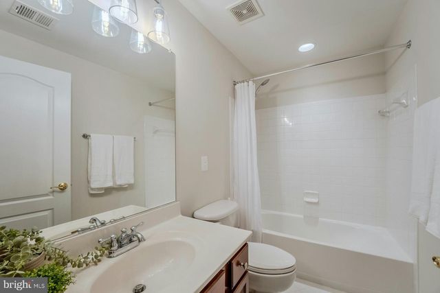 17301 ROUNDMONT PL, Round Hill, VA 20141