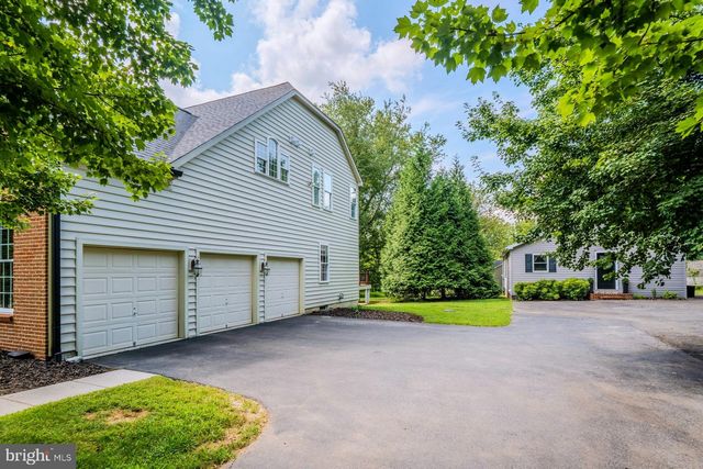 17301 ROUNDMONT PL, Round Hill, VA 20141