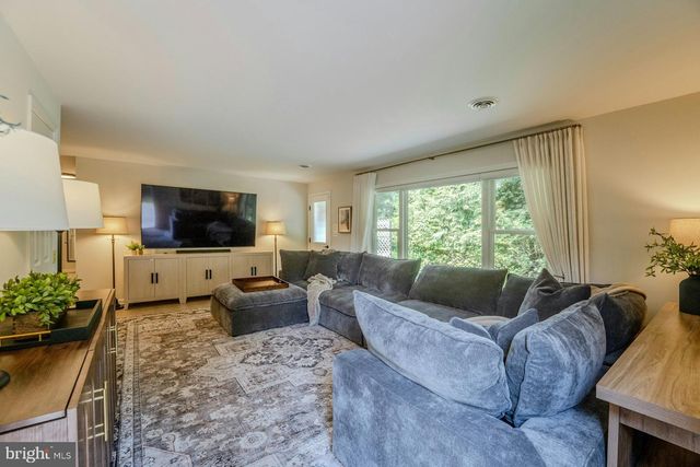 17301 ROUNDMONT PL, Round Hill, VA 20141