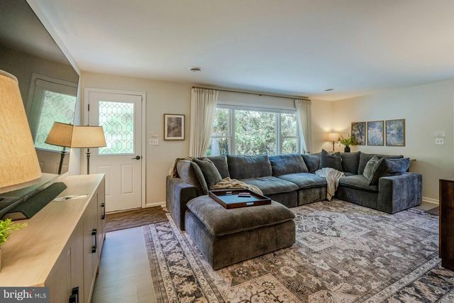 17301 ROUNDMONT PL, Round Hill, VA 20141