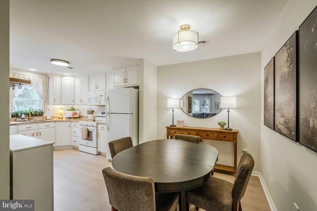 17301 ROUNDMONT PL, Round Hill, VA 20141
