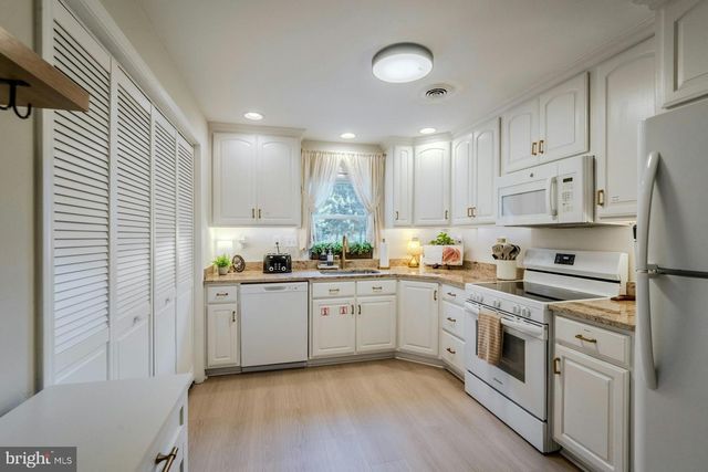 17301 ROUNDMONT PL, Round Hill, VA 20141