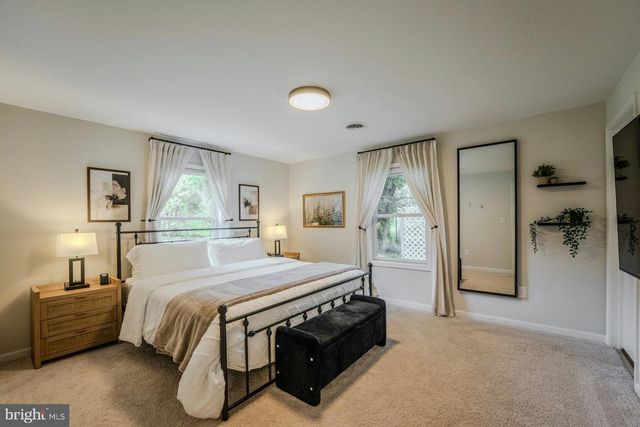 17301 ROUNDMONT PL, Round Hill, VA 20141