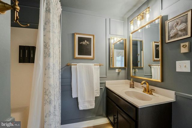 17301 ROUNDMONT PL, Round Hill, VA 20141