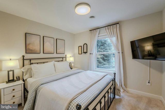 17301 ROUNDMONT PL, Round Hill, VA 20141