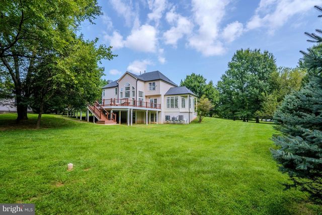 17301 ROUNDMONT PL, Round Hill, VA 20141