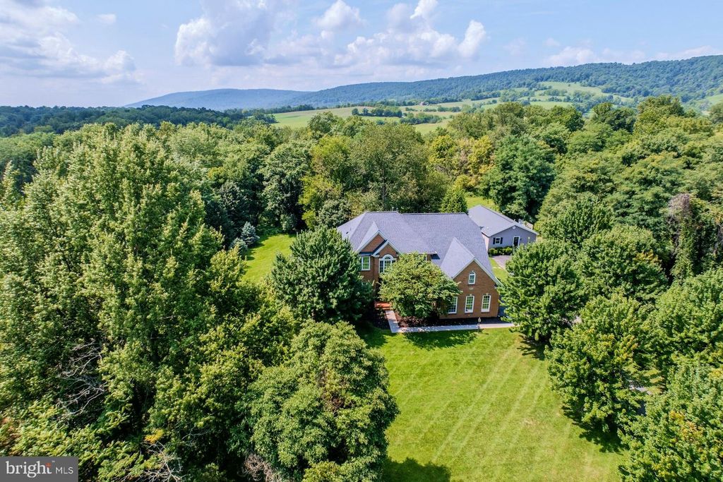 17301 ROUNDMONT PL, Round Hill, VA 20141