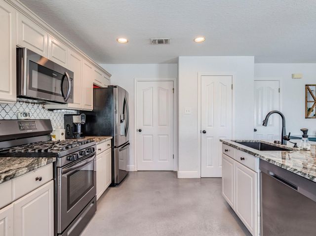 400 Hunt LN, Buda, TX 78610