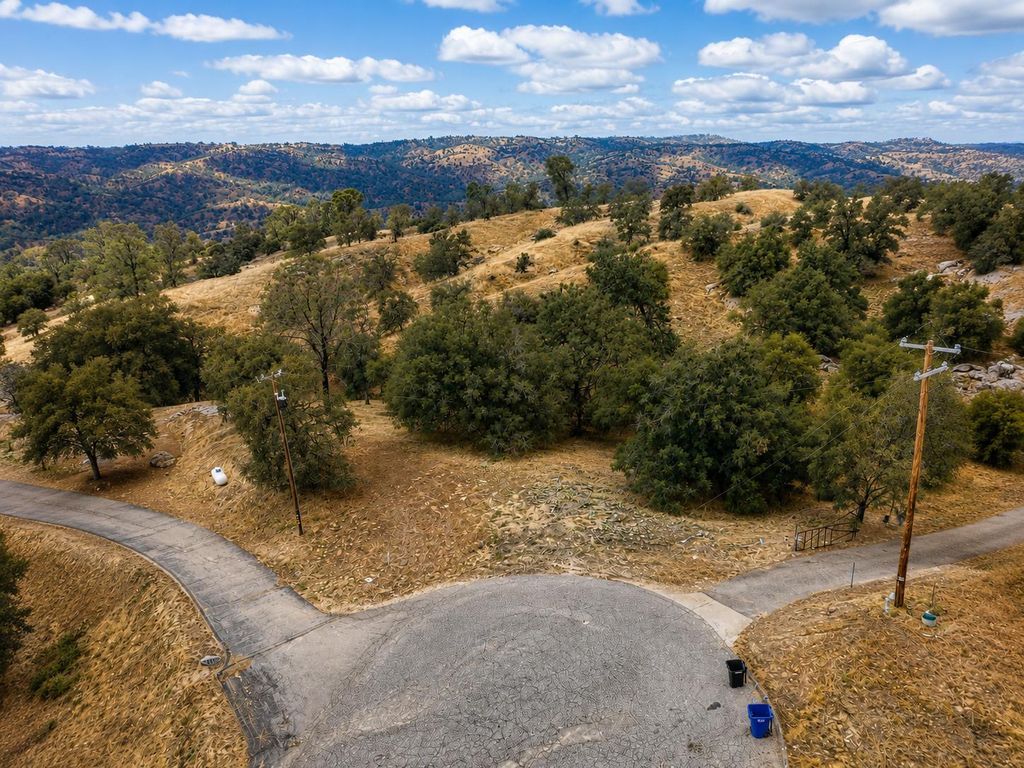 Image 1 of property listing at 1 Lilley Mountain Court, Coarsegold, CA 93614