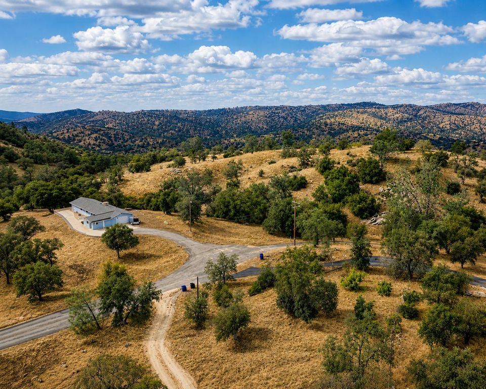 Image 2 of property listing at 1 Lilley Mountain Court, Coarsegold, CA 93614
