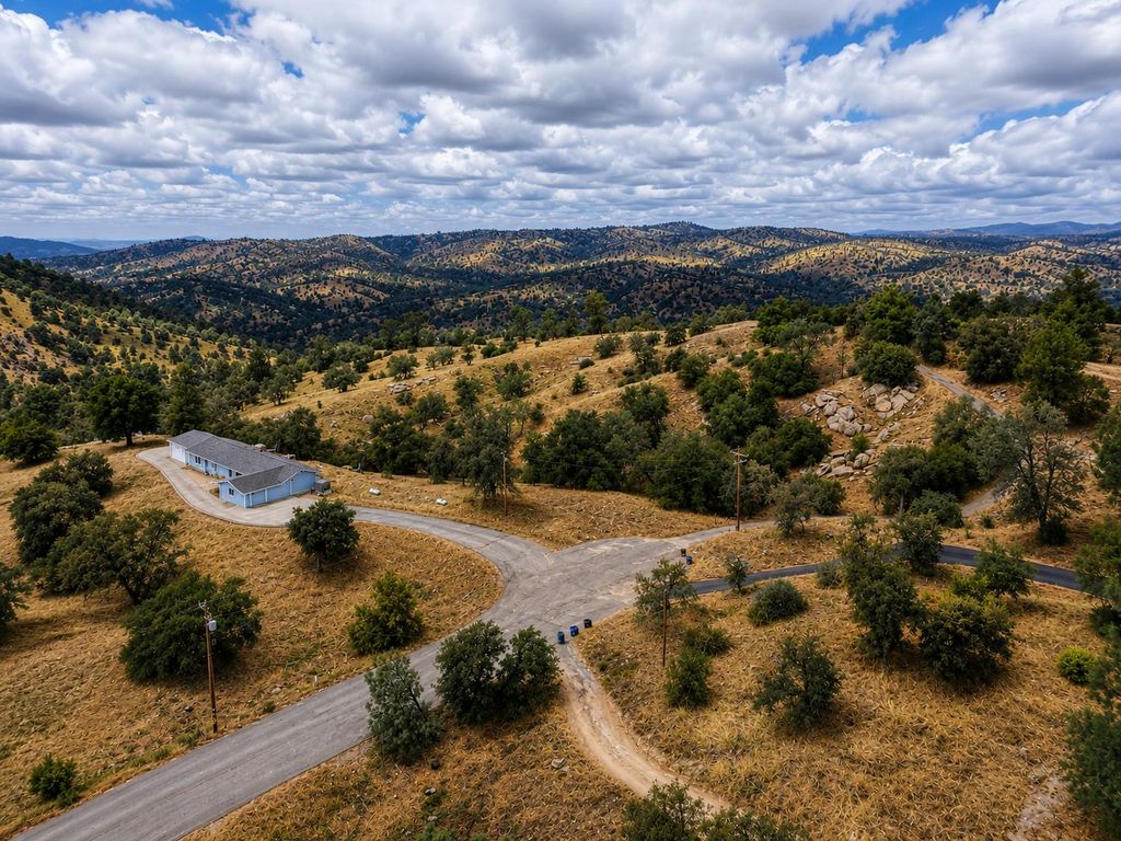 Image 3 of property listing at 1 Lilley Mountain Court, Coarsegold, CA 93614