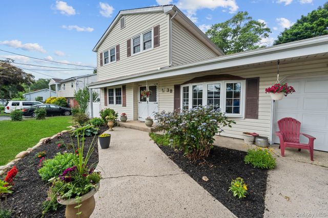 38 Pamlico Avenue, Ronkonkoma, NY 11779