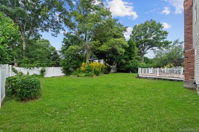 38 Pamlico Avenue, Ronkonkoma, NY 11779