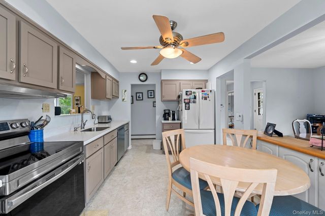 38 Pamlico Avenue, Ronkonkoma, NY 11779
