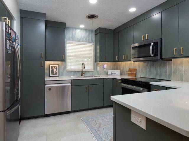 821 NW 20TH TERRACE, Gainesville, FL 32603