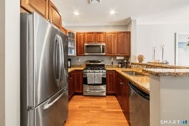 86 Park Place Circle, West Hartford, CT 06110
