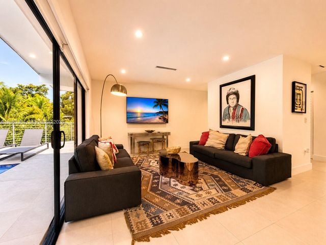 6025 SW 72nd Avenue, Miami, FL 33143