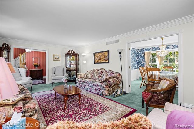 69 Willow Tree Place, Grosse Pointe Shores, MI 48236