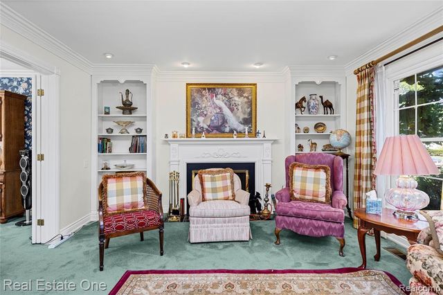 69 Willow Tree Place, Grosse Pointe Shores, MI 48236