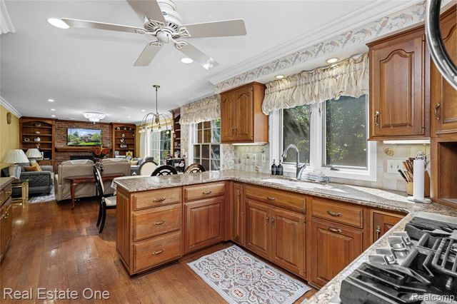 69 Willow Tree Place, Grosse Pointe Shores, MI 48236