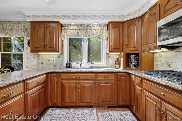 69 Willow Tree Place, Grosse Pointe Shores, MI 48236