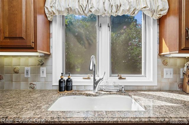 69 Willow Tree Place, Grosse Pointe Shores, MI 48236