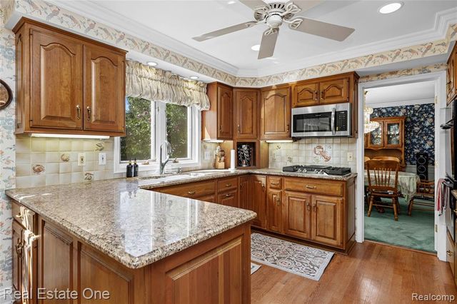 69 Willow Tree Place, Grosse Pointe Shores, MI 48236