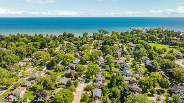 69 Willow Tree Place, Grosse Pointe Shores, MI 48236