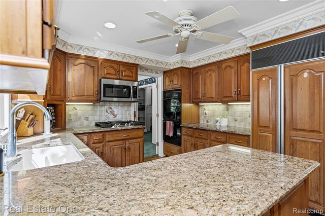 69 Willow Tree Place, Grosse Pointe Shores, MI 48236
