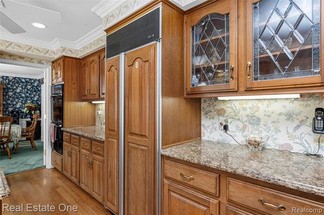69 Willow Tree Place, Grosse Pointe Shores, MI 48236
