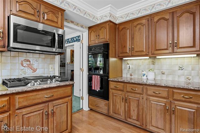 69 Willow Tree Place, Grosse Pointe Shores, MI 48236