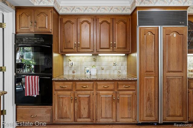 69 Willow Tree Place, Grosse Pointe Shores, MI 48236