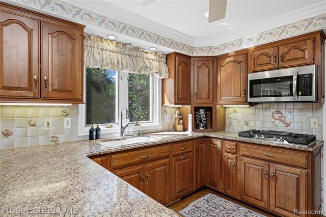 69 Willow Tree Place, Grosse Pointe Shores, MI 48236